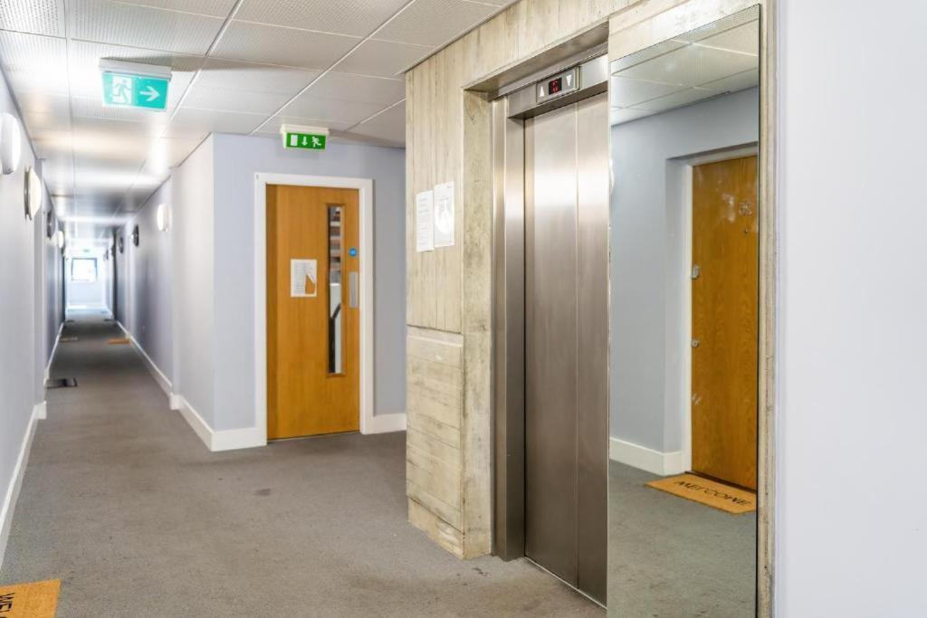 Appartamento Modern One-bed Apartment, Hallsville Rd Londra