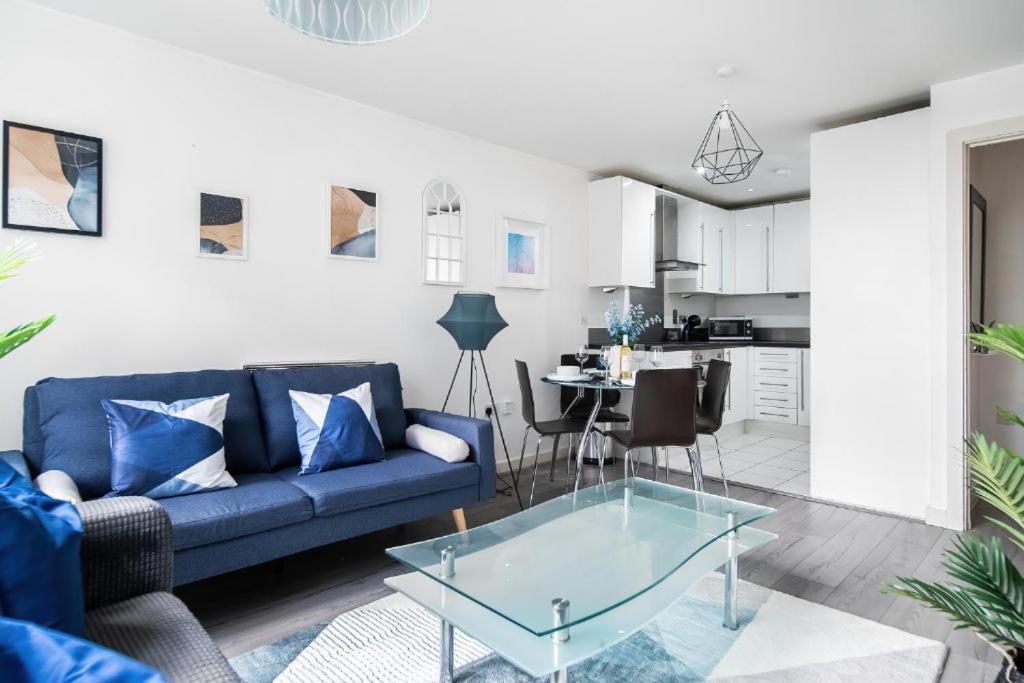 Appartamento Modern One-bed Apartment, Hallsville Rd Londra
