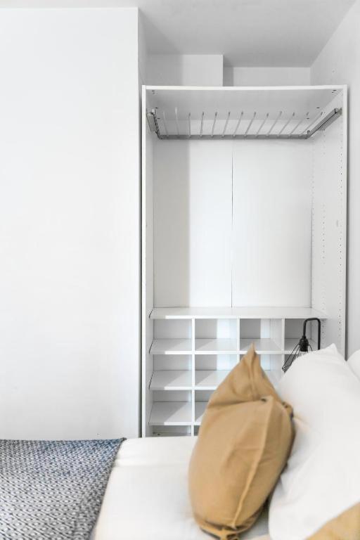 Modern One-bed Apartment, Hallsville Rd Londra