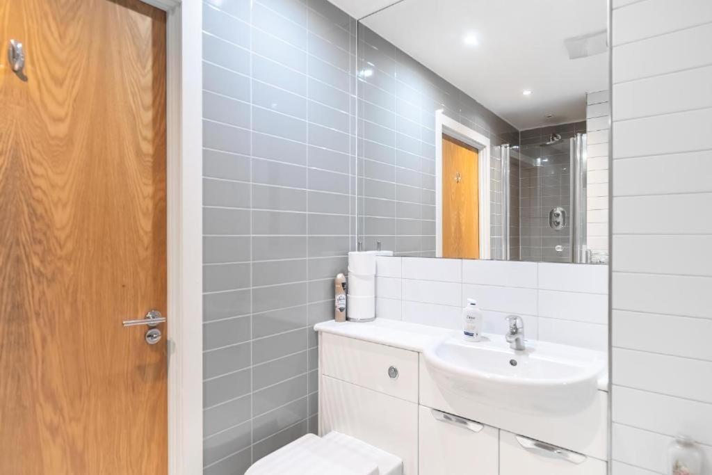 Modern One-bed Apartment, Hallsville Rd Appartamento